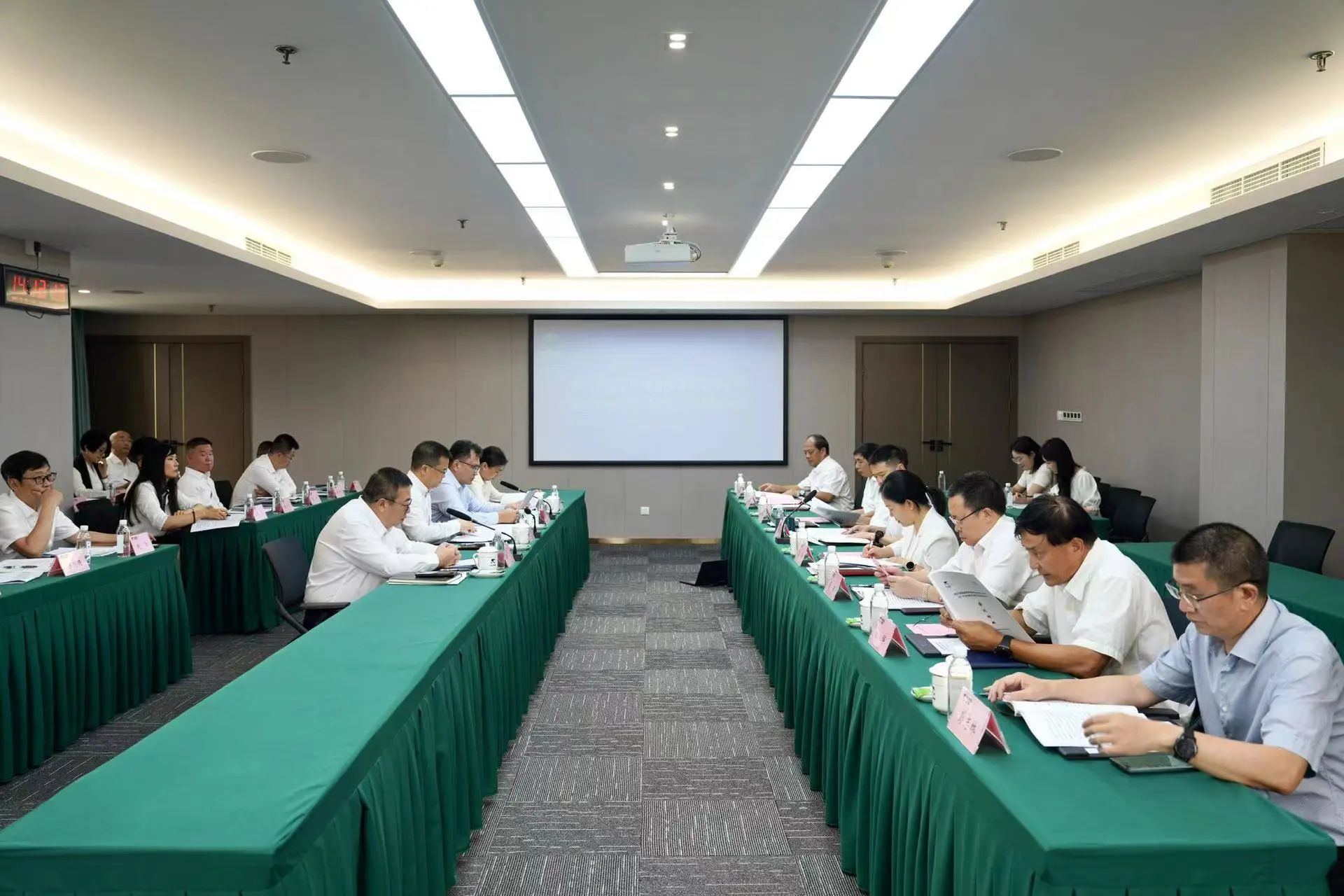 省尊龙凯时人生就是博z6com集团召开2023年度司理层向董事会述职报告会